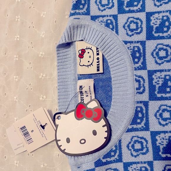 NWT HELLO KITTY Long Sleeved Short Sweater💙🤩😺 - Picture 3 of 6